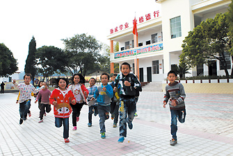 孩子们在重建后的新校园快乐奔跑